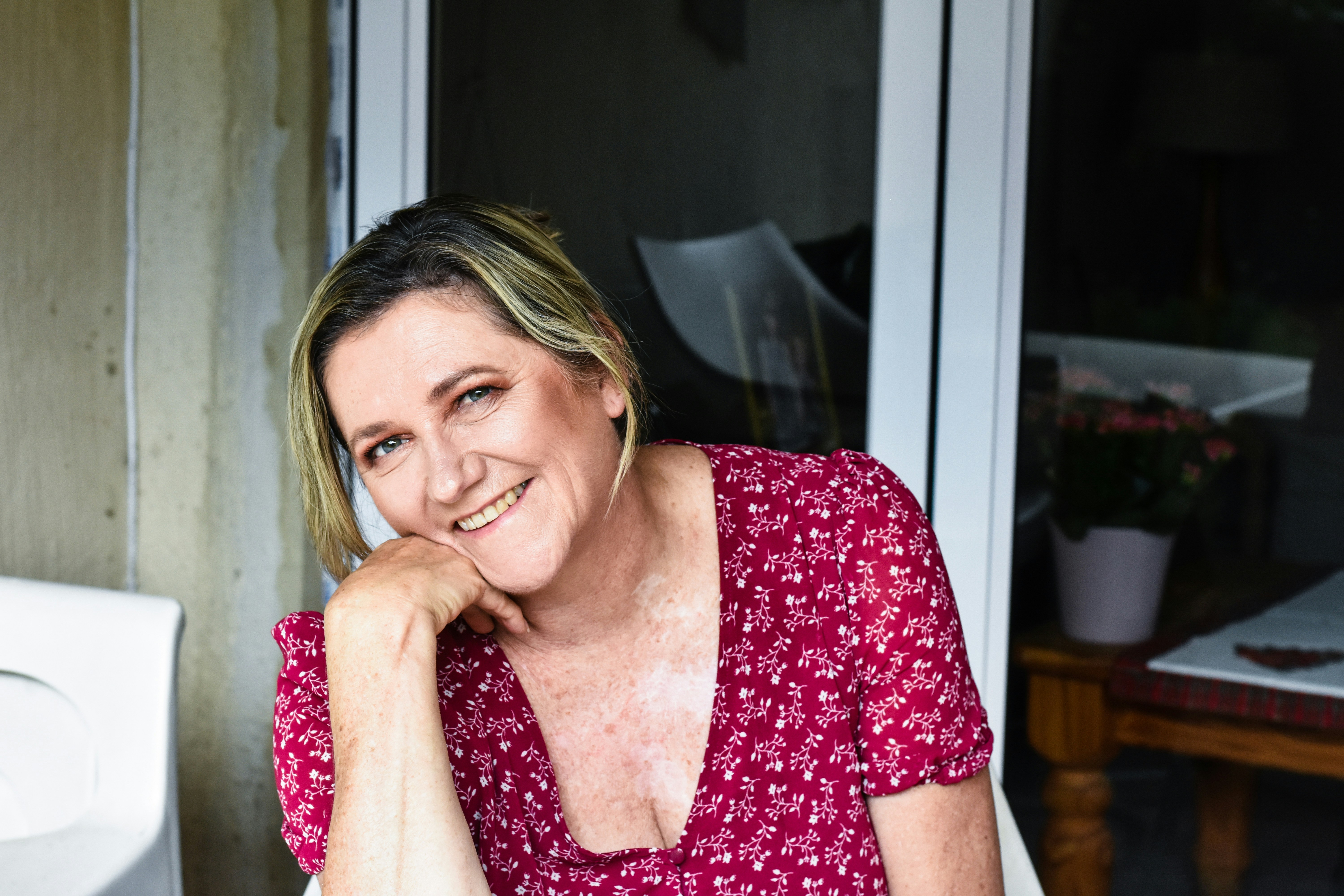 Mujer en casa relajada